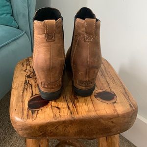 GUC Sorel Chelsea booties, size 8, brown and black. Color is Elk.